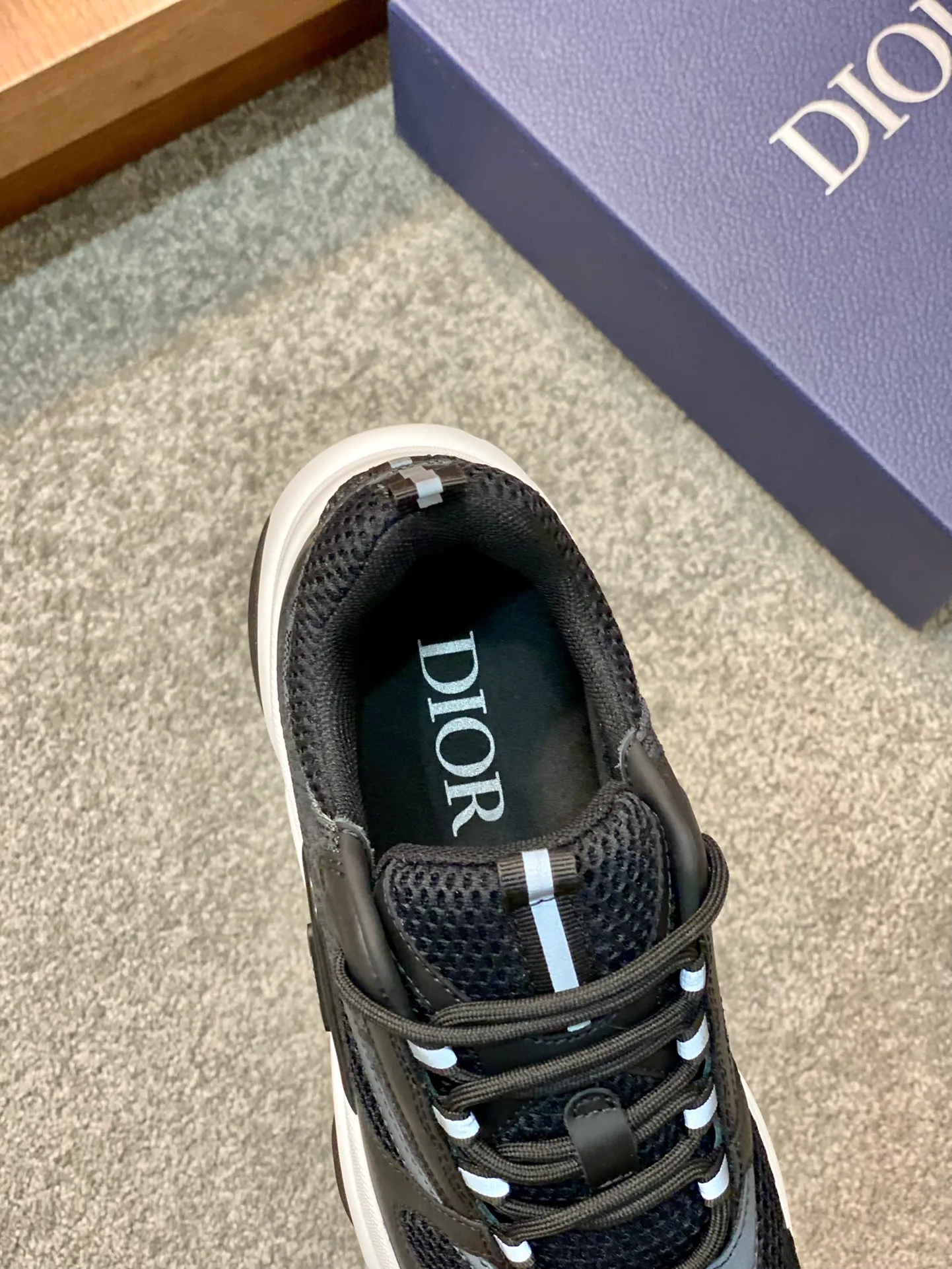 Factory price: 500💰 Dior B22 men's jogging fashion sneakers. This item draws inspiration from retro jogging shoes. It adopts a thick low-top design, with an upper made of leather and mesh fabric, and a black and white engraved rubber sole. The side is decorated with an embossed "Di~r" logo. Code number: 38-45 (38, 45, 46 can be customized)